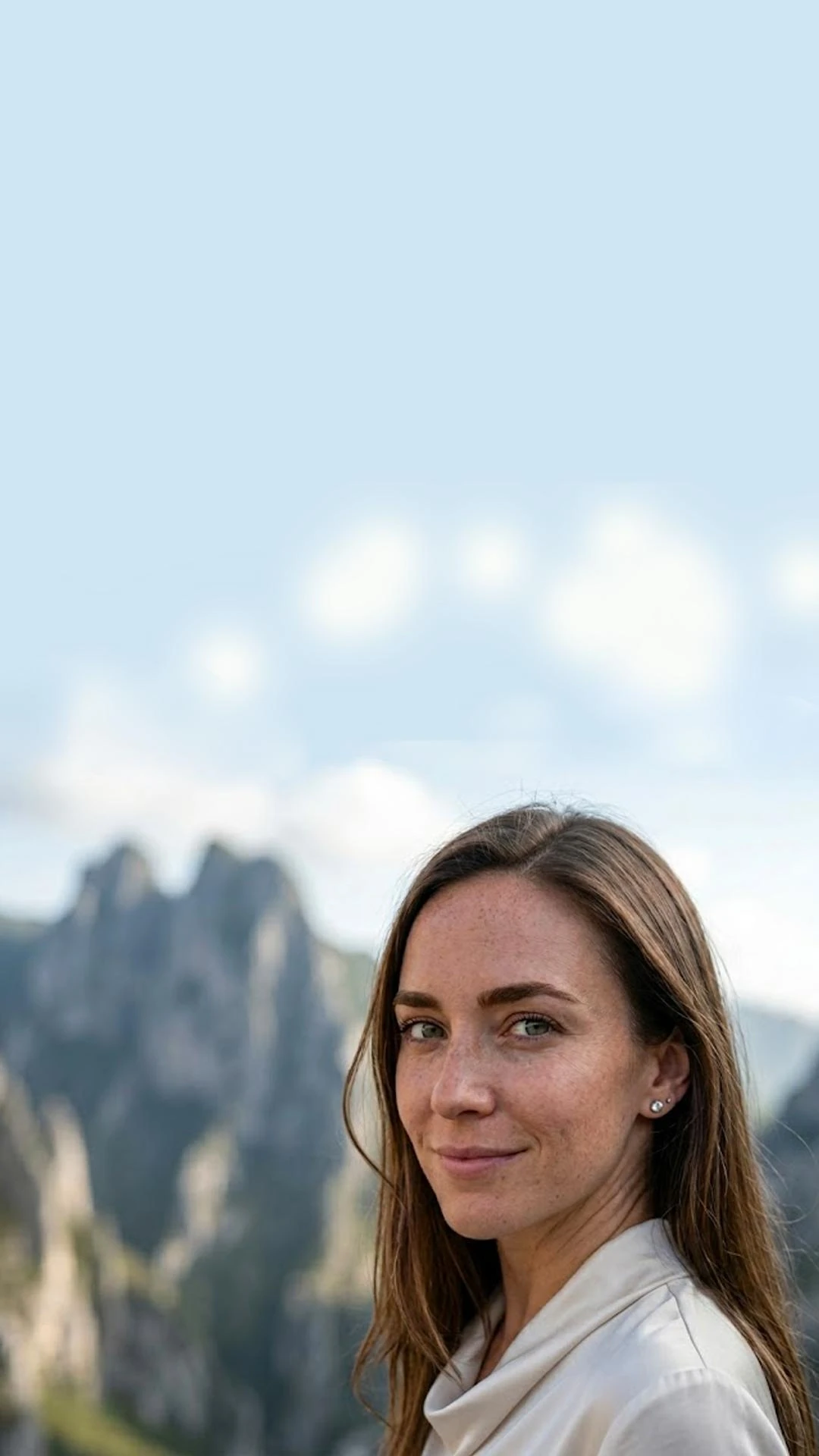 Mujer frente a las montañas de La Huasteca