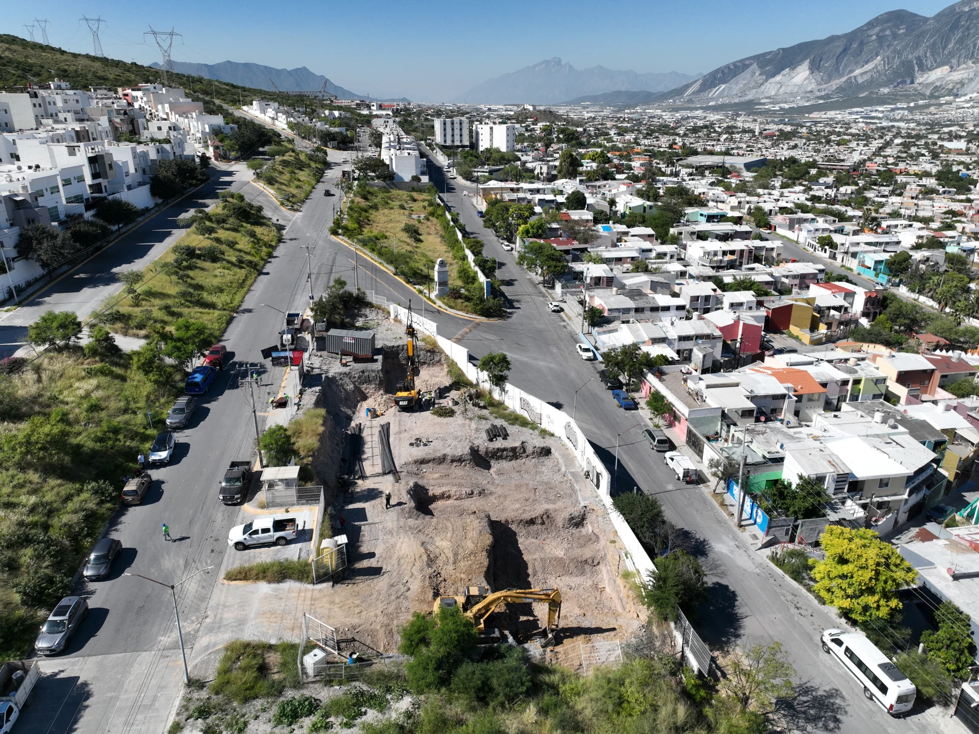 Vista general del terreno en excavación y las vialidades alrededor de Porta Huasteca en 2024