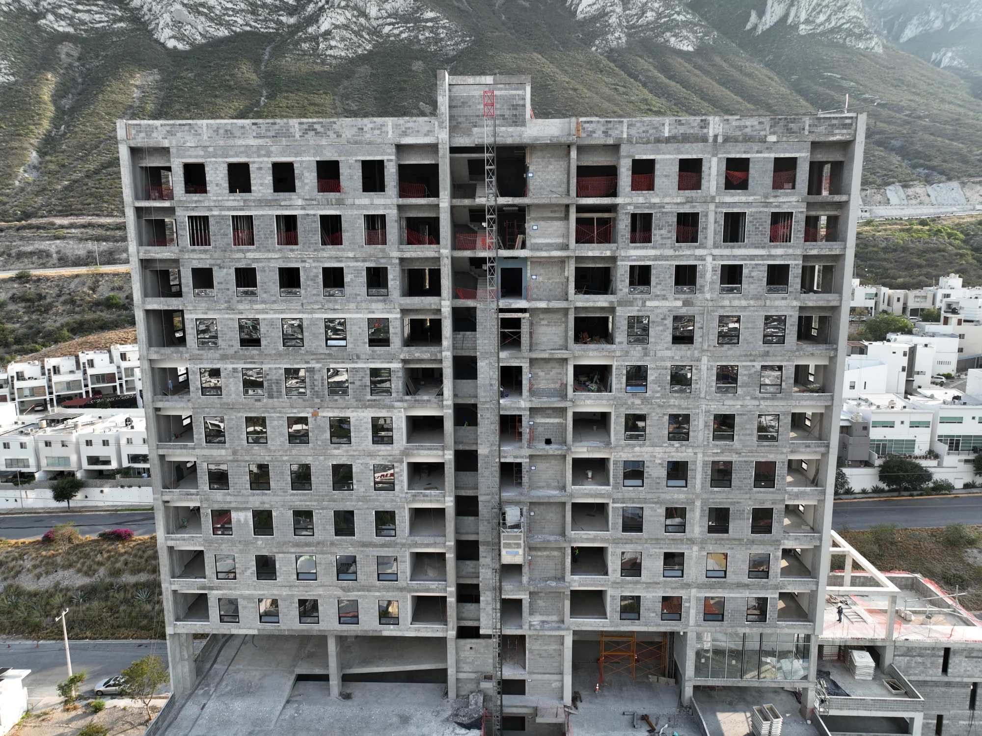 Detalle de la fachada y la instalación de ventanas de Porta Huasteca en 2026