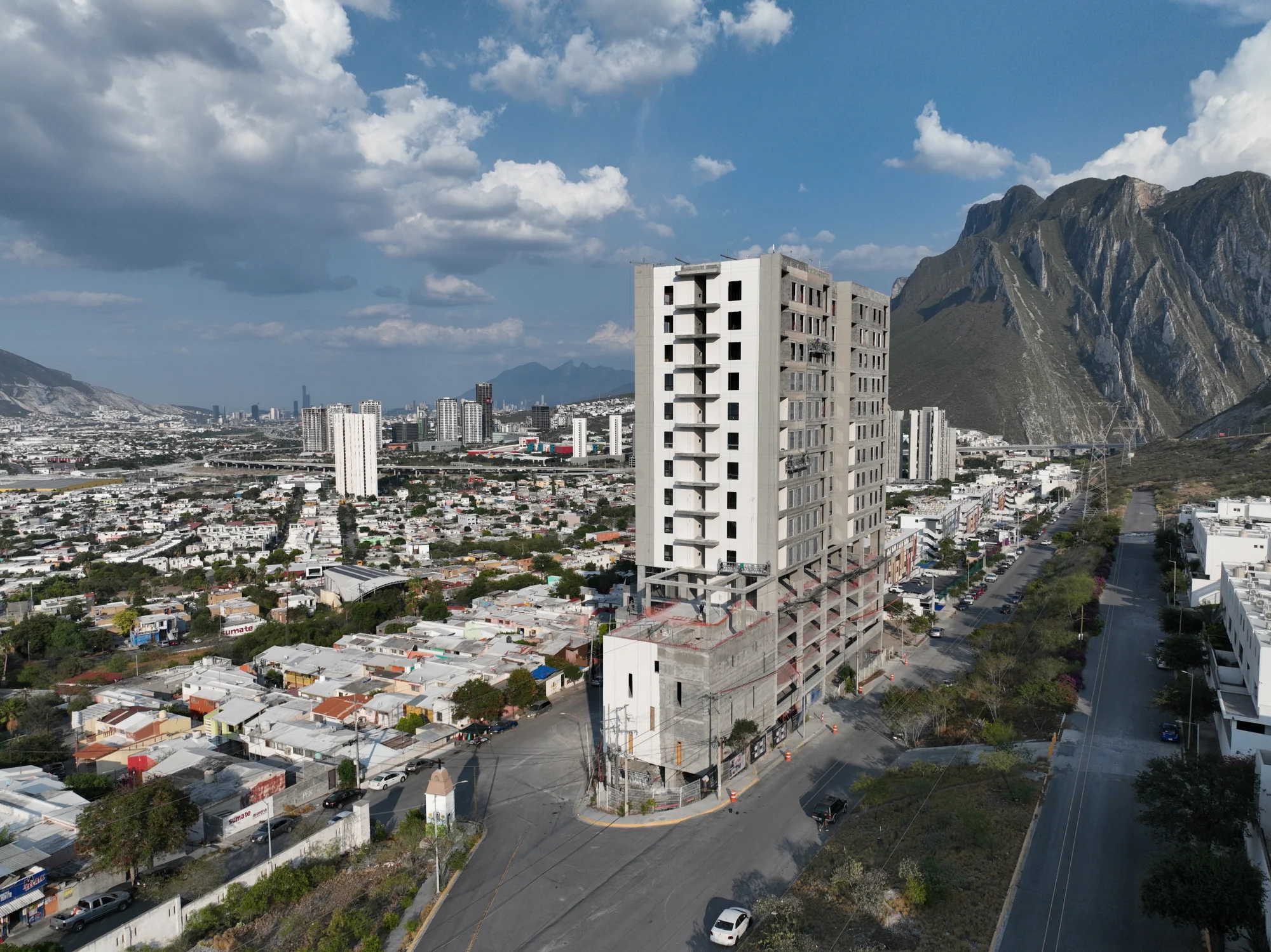 Avance de la torre Porta Huasteca con las montañas de La Huasteca al fondo en 2026
