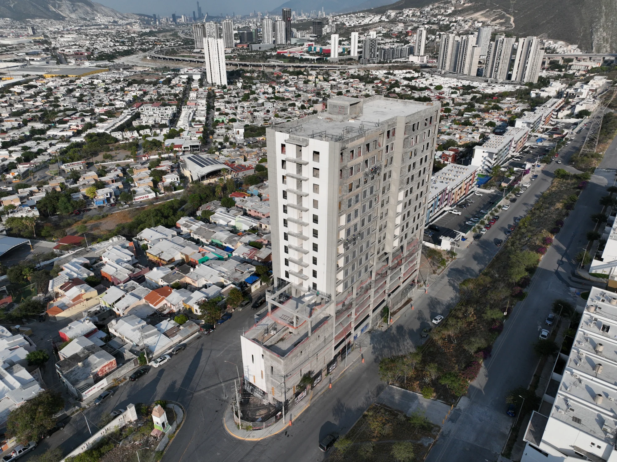 Vista aérea de la estructura de la torre Porta Huasteca y su entorno urbano en 2026